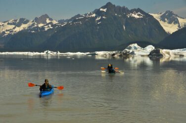Vi gör en paddeltur med kajaker bland isbergen vid Sheridan-glaciären