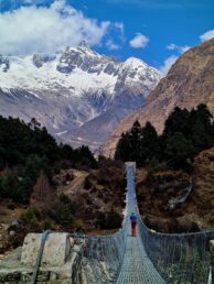 Vi går över ett antal hängbroar