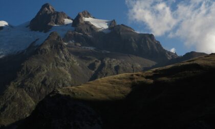 Kvällen färgar bergen