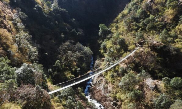 Vi vandrar över hängbroar