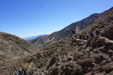 Vandringen går ofta på små stigar längs bergsidorna