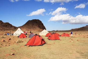 Under vandringen övernattar vi i tvåmanstält samt en natt på ett enkelt vandrarhem