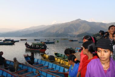 På väg ut till templet på ön